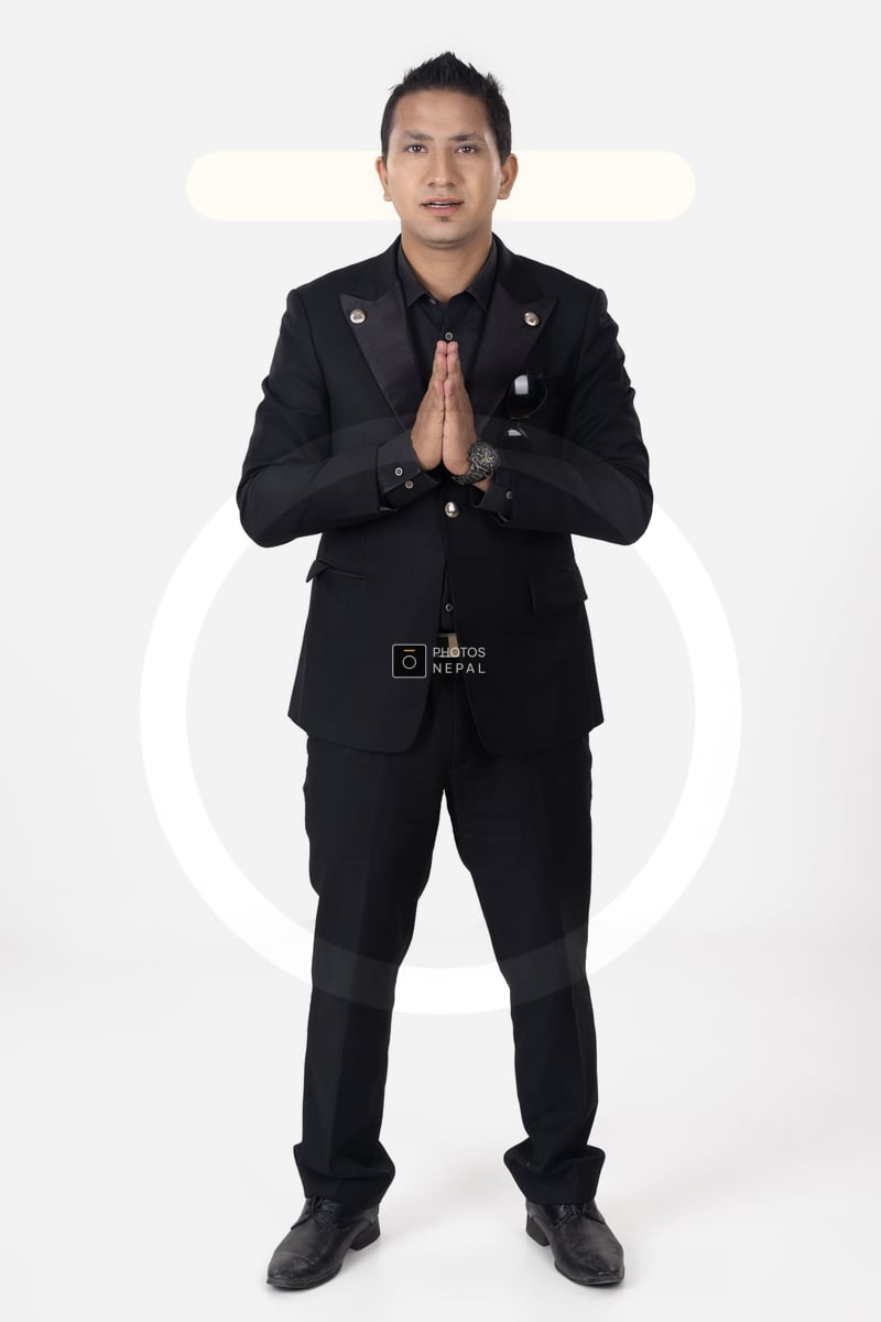 nepali formal dress The traditional dress for a Nepalese groom often includes a Daura Suruwal, which is the national dress of Nepal. It consists of a long shirt (daura) and trousers (suruwal). This attire is