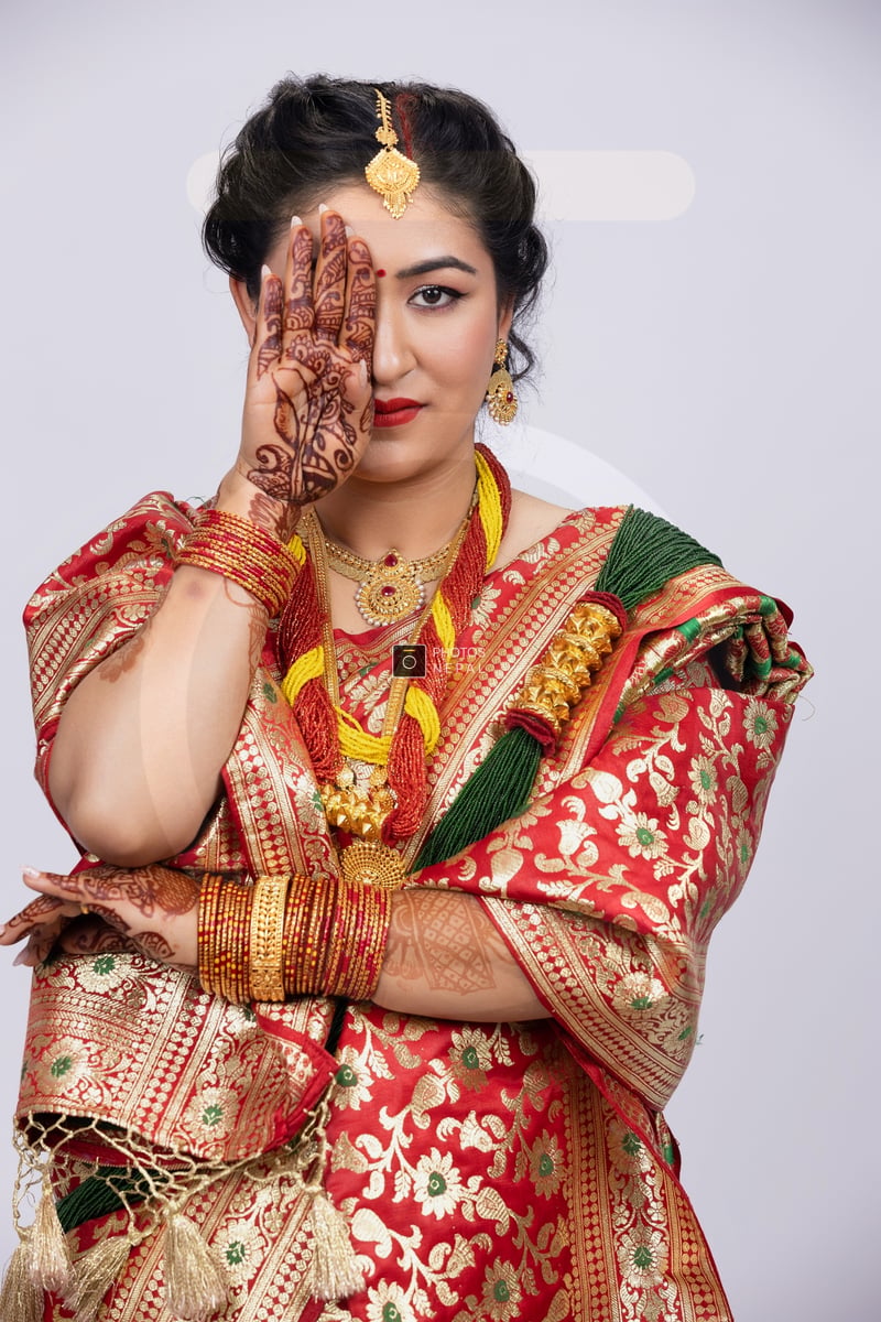 Ring Behuli Mysterious Nepali Behuli with Mehendi-covered Hand - Photos Nepal